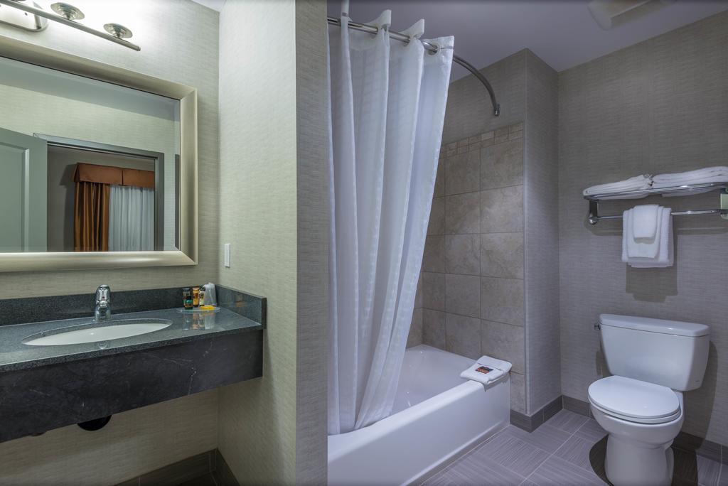 Timber Ridge Inn And Suites Fox Creek Room photo