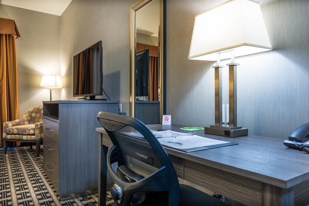 Timber Ridge Inn And Suites Fox Creek Room photo